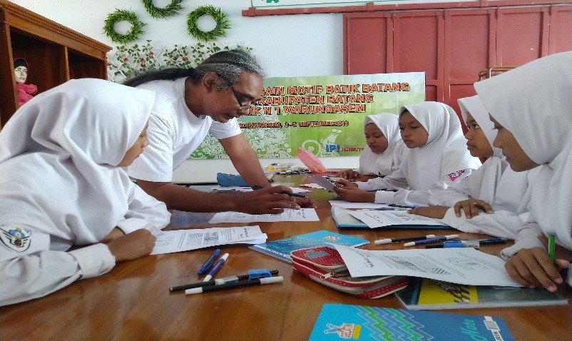 Lukis Motif Batik Khas Tanjungsari, Sarana Edukasi dan Peningkatan Ekonomi Kreatif