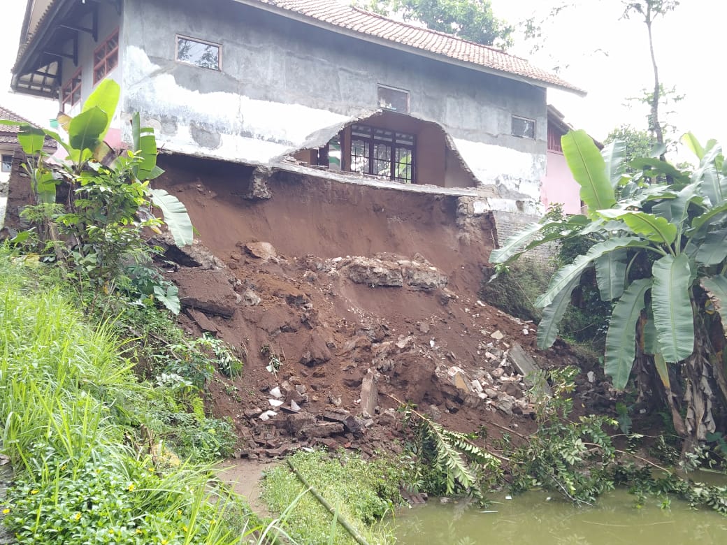 Hujan Deras mengakibatkan TPT Longsor dan rumah warga Ambruk