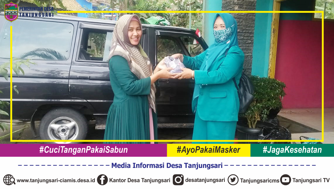 PKK Tanjungsari Bagikan Masker ke Warga Desa